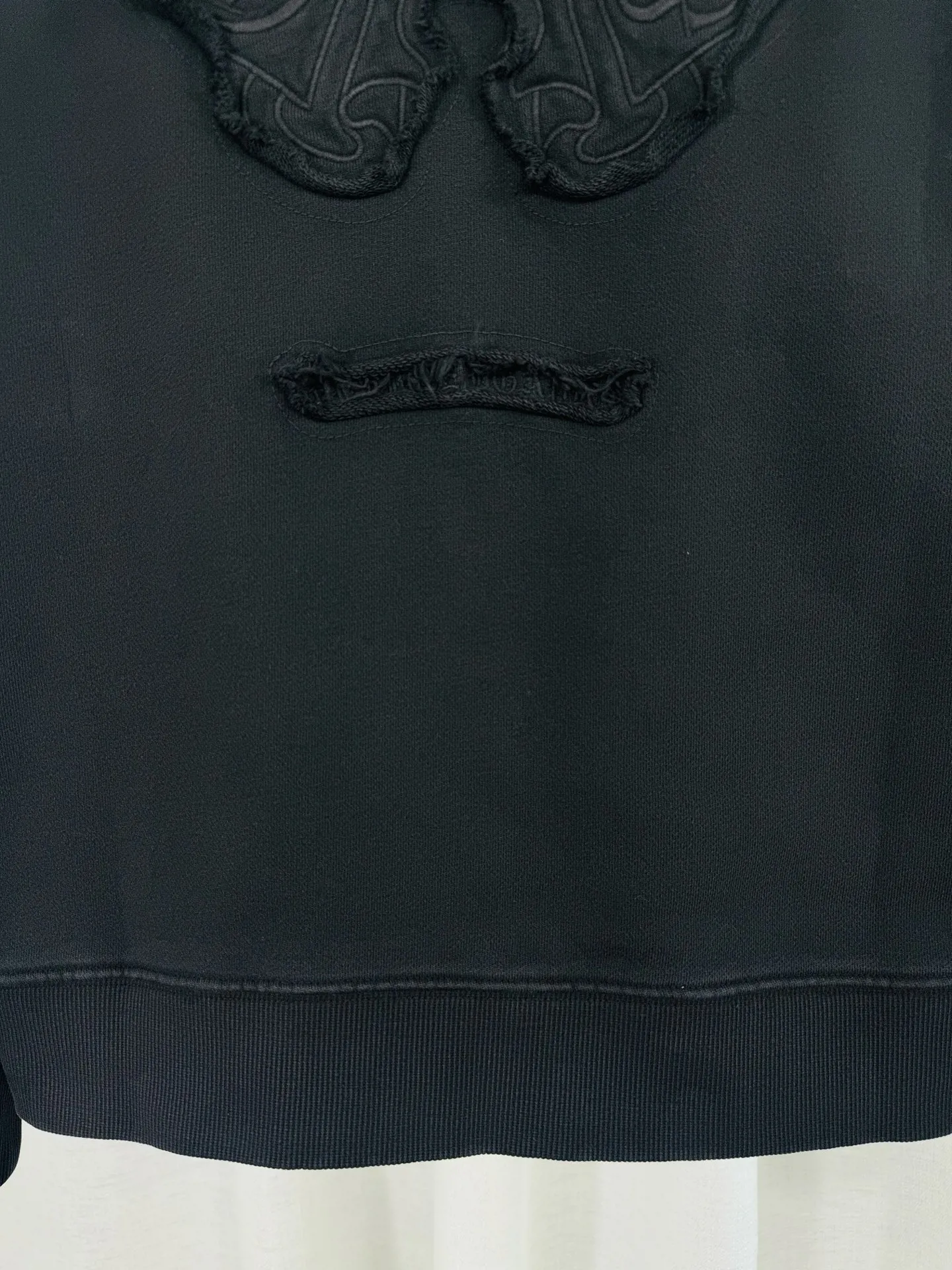 P280 top version, real shot without P, ​​different from market currency) 𝗖𝗵𝗿𝗼𝗺𝗲 𝗛𝗲𝗮𝗿𝘁𝘀/Cro Heart 2025 washed patch embroidery autumn and winter new original single counter American laser burnt 3D three-dimensional color embroidery couple casual sweatshirt 👑The highest version! Customized fabric 430g tripe terry fabric! American acid-washed and distressed original fabric laser burnt ✟appliqué embroidery and exquisite embroidery of letters! The best-selling model in the counter, very comfortable to wear. Accessories: original molded and authenticated collar label➕100% silk wash label. Genuine purchase-grade original hangtag➕matching hanging rope➕3D hanging beads➕original packaging bag. Craftsmanship: The original version has consistent wiring! The highest version of the armhole matching technique! Color: Pink Black Green Size: S M L XL Style Number: 25-377